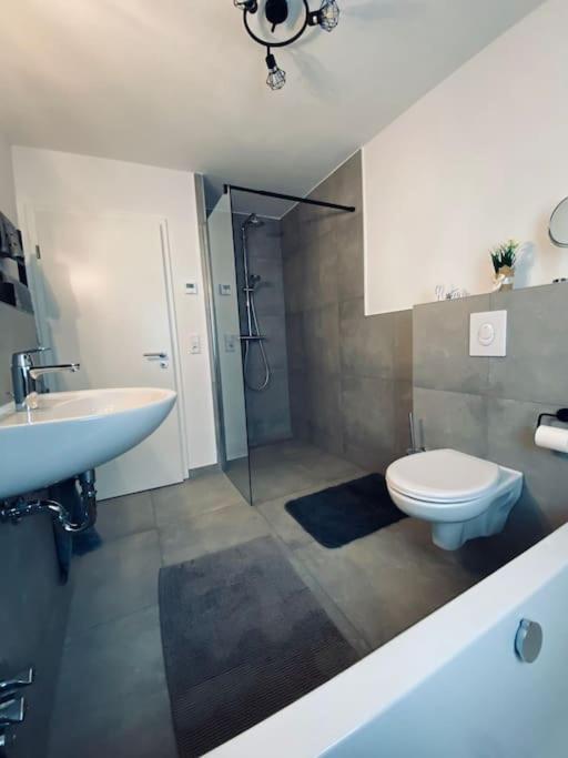 Grosse Moderne Ferienwohnung Auch Als Monteur Unterkunft Nutzbar, In Stolberg - Vicht Exterior foto